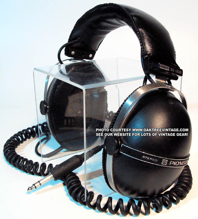 Pioneer_SE-305_Headphones_2.jpg