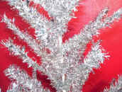 5_Foot_Aluminum_Christmas_Tree_Close-up_web.jpg (63274 bytes)